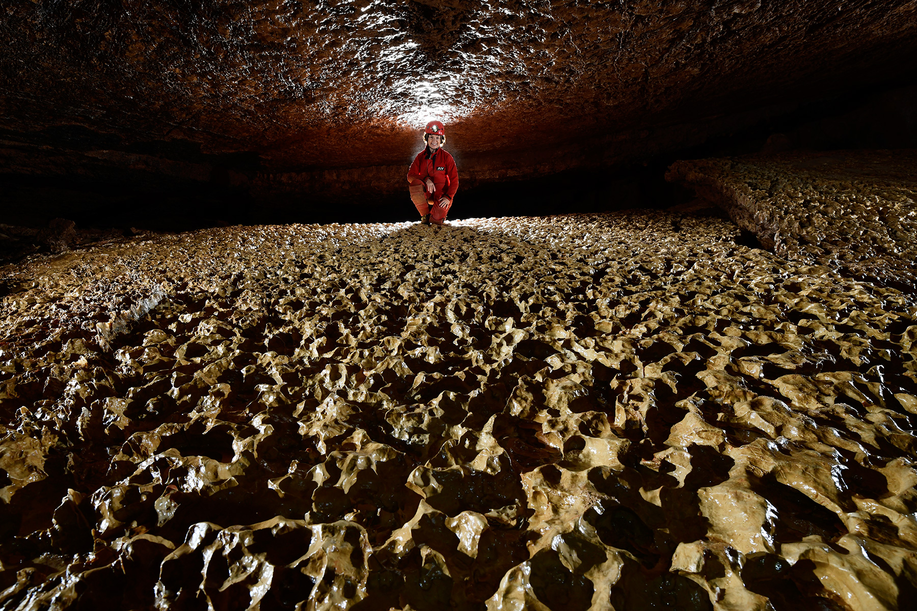 Grotte de Castelbouc 4 - Plancher de galerie corrodé (cette partie de la cavité est souvent ennoyée)